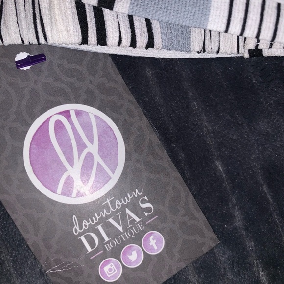 Two piece outfit perfect for summer striped white,blue and black size large - Picture 8 of 8